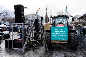 Farmers Protest On Eve Of Agricultural Fair - Paris