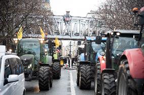 Farmers Protest On Eve Of Agricultural Fair - Paris