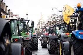 Farmers Protest On Eve Of Agricultural Fair - Paris