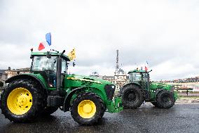 Farmers Protest On Eve Of Agricultural Fair - Paris