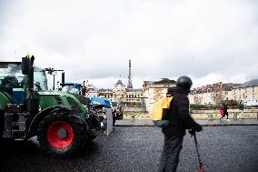 Farmers Protest On Eve Of Agricultural Fair - Paris