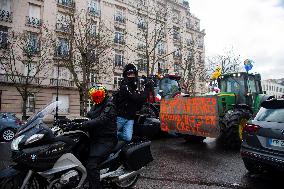 Farmers Protest On Eve Of Agricultural Fair - Paris