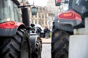 Farmers Protest On Eve Of Agricultural Fair - Paris