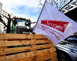 Farmers Protest On Eve Of Agricultural Fair - Paris