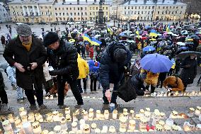 Valoa Ukrainaan -kynttilätapahtuma Senaatintorilla