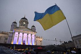 Valoa Ukrainaan -kynttilätapahtuma Senaatintorilla