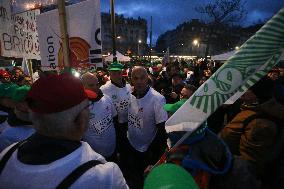 French Farmers Demonstrate  In Front Of The International Agriculture Fair