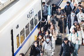 Passengers Travel at Nanjing Railway Station