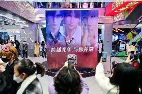 Players Participate in Mobile Games in Shanghai