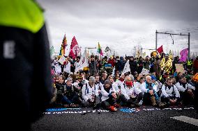 Extinction Rebellion Blocks The A10 Highway In Amsterdam Again