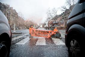 Climate Activists Block Traffic Near Arc de Triomphe - Paris