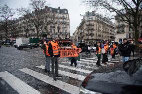 Climate Activists Block Traffic Near Arc de Triomphe - Paris