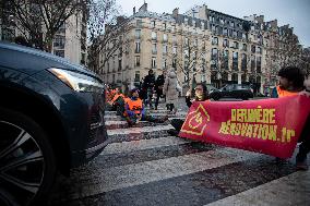 Climate Activists Block Traffic Near Arc de Triomphe - Paris