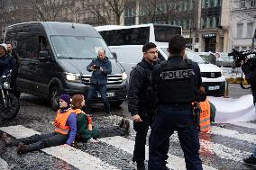 Climate Activists Block Traffic Near Arc de Triomphe - Paris