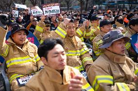 70,000 Firefighters Rally Demanding Improved Working Conditions And Increase In Firefighting Personnel