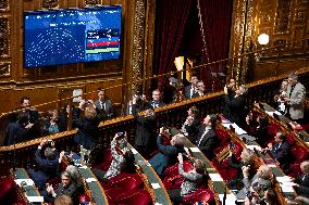 Senate Votes To Enshrine Abortion Rights In Constitution - Paris