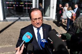 Francois Hollande Visits The ENSAT - Auzeville-Tolosane