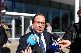 Francois Hollande Visits The ENSAT - Auzeville-Tolosane