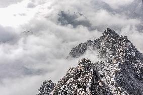 Get a grand view of a sea of clouds when climb to the top of the China's Jiankou Great Wall