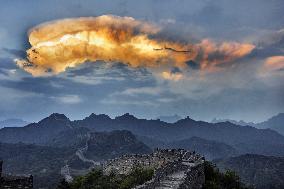 Breath-taking clouds shrouds Jinshanling Great Wall
