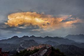 Breath-taking clouds shrouds Jinshanling Great Wall