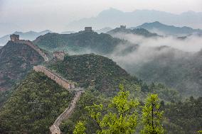 Breath-taking Clouds Shrouds Jinshanling Great Wall