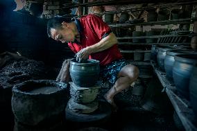 Yingjing County's Hand-crafted Black Pottery