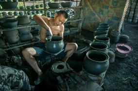 Yingjing County's Hand-crafted Black Pottery