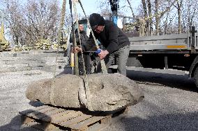 Polovtsian stone woman rescued from frontline village in Donetsk region brought to Dnipro