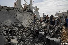 MIDEAST-GAZA-RAFAH-ISRAEL-AIRSTRIKE-AFTERMATH