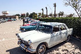 EGYPT-CAIRO-VINTAGE CAR CRUISE