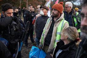 After The Legally Binding Rapport Of Michel Forst, Activist Try To Resupply Activists In The 'Crem'Arbre' ZAD
