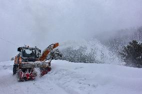 Heavy Snowfall Continues In Gulmarg