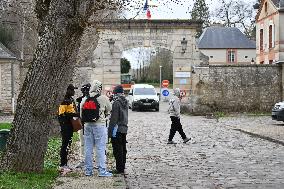A Castle Welcomes 195 Refugees From Mayotte - Thiverval-Grignon