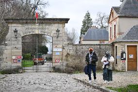 A Castle Welcomes 195 Refugees From Mayotte - Thiverval-Grignon