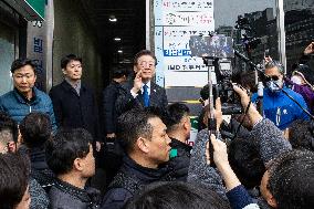 Lee Jae-myung, The Leader Of The Democratic Party Of Korea, Visits Yeongdeungpo Market And Holds An Emergency Press Conference.