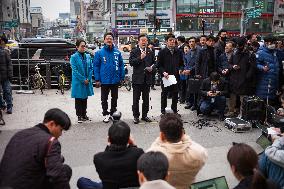 Lee Jae-myung, The Leader Of The Democratic Party Of Korea, Visits Yeongdeungpo Market And Holds An Emergency Press Conference.