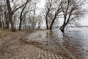 Water level in Dnipro River has risen in Kyiv