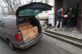 Latvian volunteers deliver humanitarian aid to hospital in Dnipro