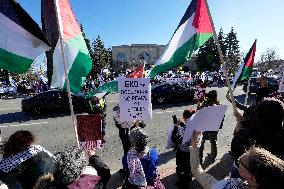 Pro-Palestinian And Pro-Israeli Protest In Front Of A Synagogue - Canada