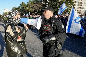 Pro-Palestinian And Pro-Israeli Protest In Front Of A Synagogue - Canada