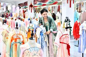Xinhua Headlines: Traditional Chinese attire resurges as chic fashion