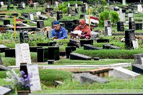 INDONESIA-JAKARTA-RAMADAN-VISITING GRAVES