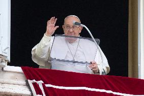 Pope Francis Delivers Blessing - Vatican