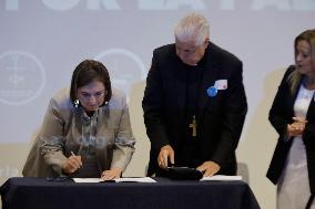 Claudia Sheinbaum And Xóchitl Gálvez, Candidates For The Presidency Of Mexico, Sign The National Commitment To Peace