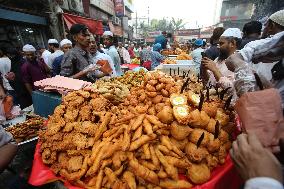 BANGLADESH-DHAKA-MARKET-RAMADAN