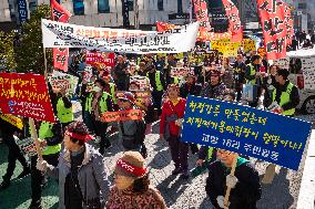 Protest Against Industrial Waste Policies That Only Enrich Private Companies