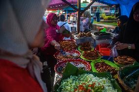 Indonesian Traditional Market Situation In Ramadan 1445 H