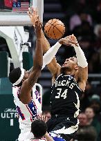 (SP)U.S.-MILWAUKEE-BASKETBALL-NBA-BUCKS VS 76ERS