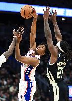 (SP)U.S.-MILWAUKEE-BASKETBALL-NBA-BUCKS VS 76ERS